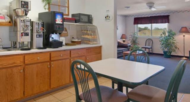 Amerivu Inn And Suites Stanley Restaurant photo