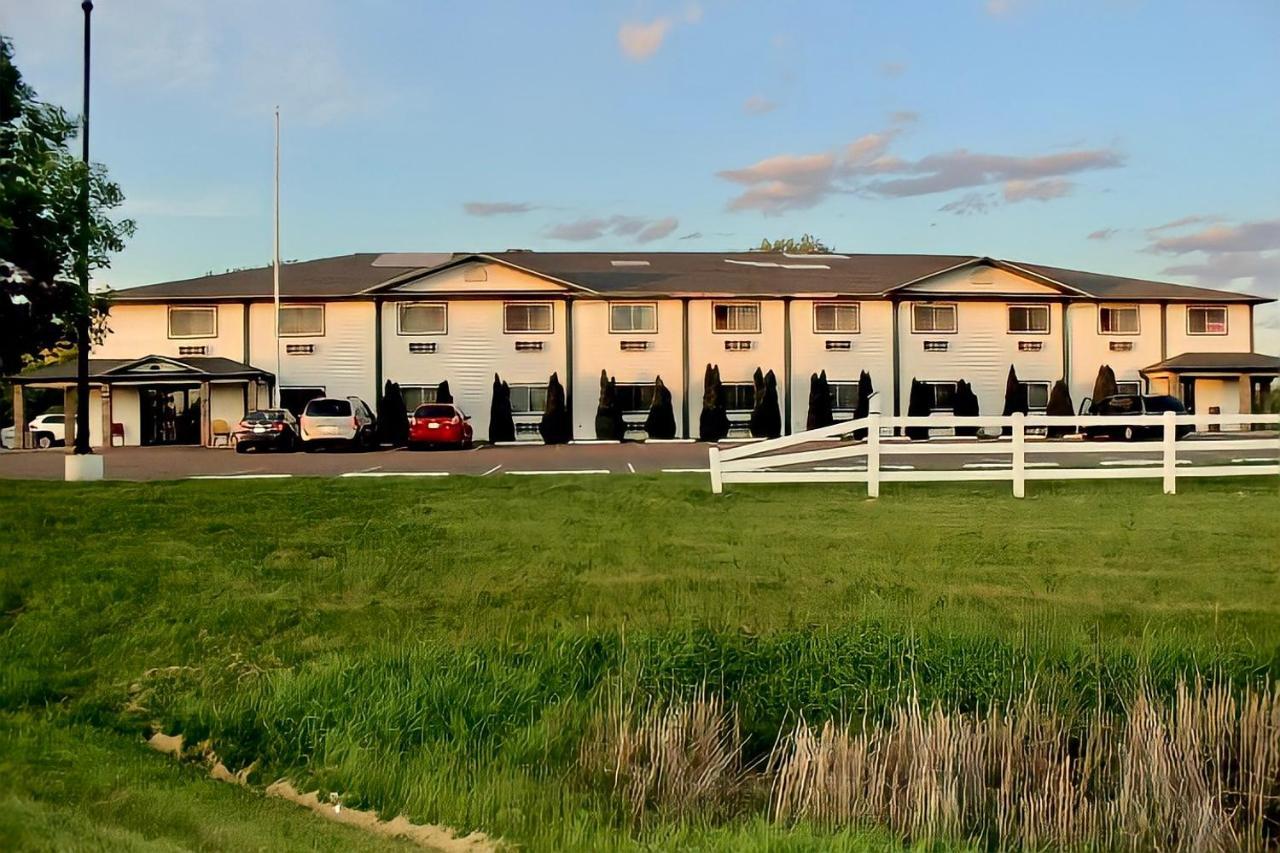 Amerivu Inn And Suites Stanley Exterior photo