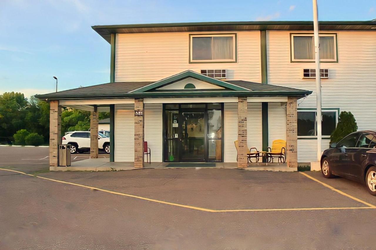 Amerivu Inn And Suites Stanley Exterior photo