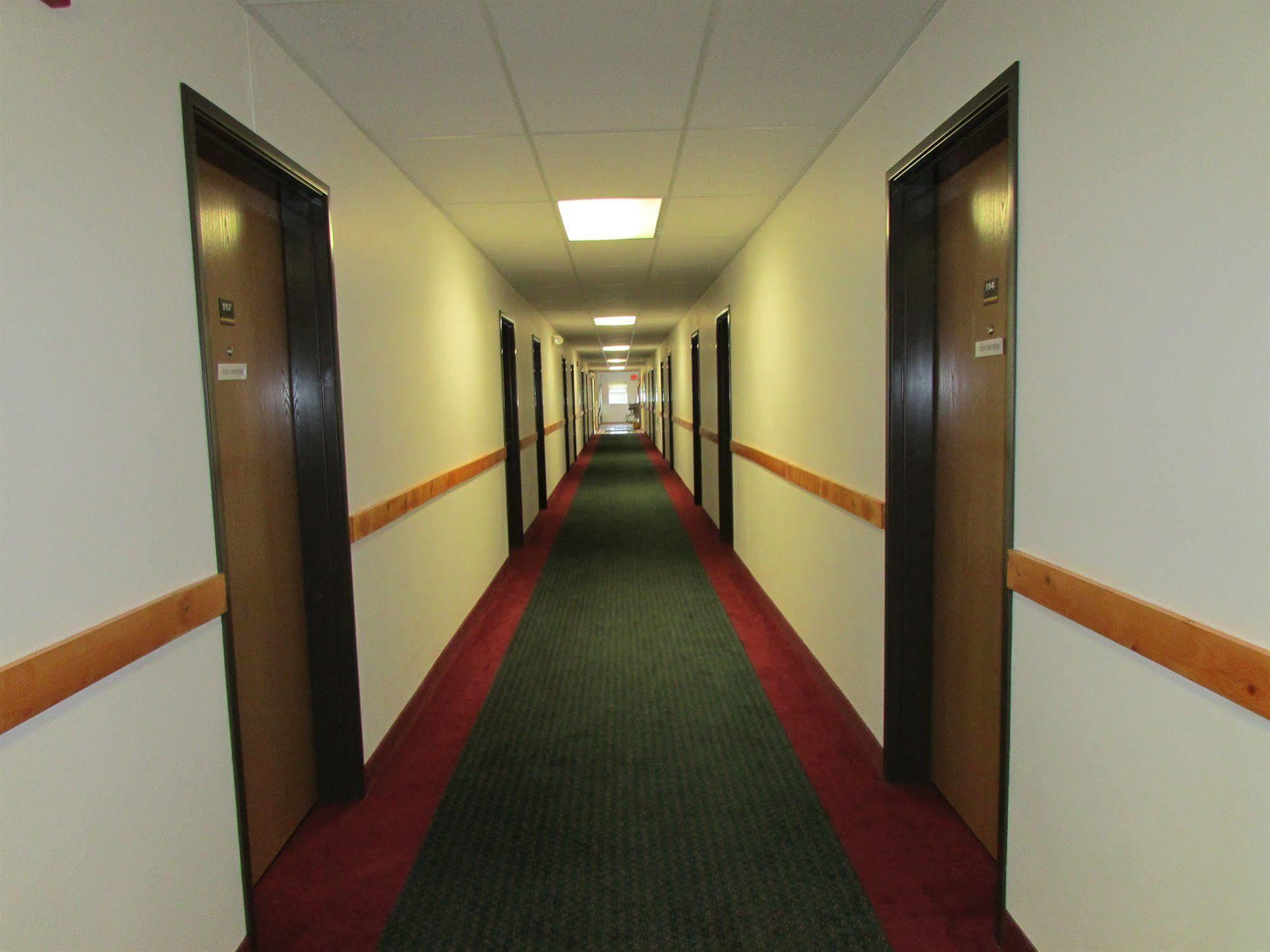 Amerivu Inn And Suites Stanley Exterior photo